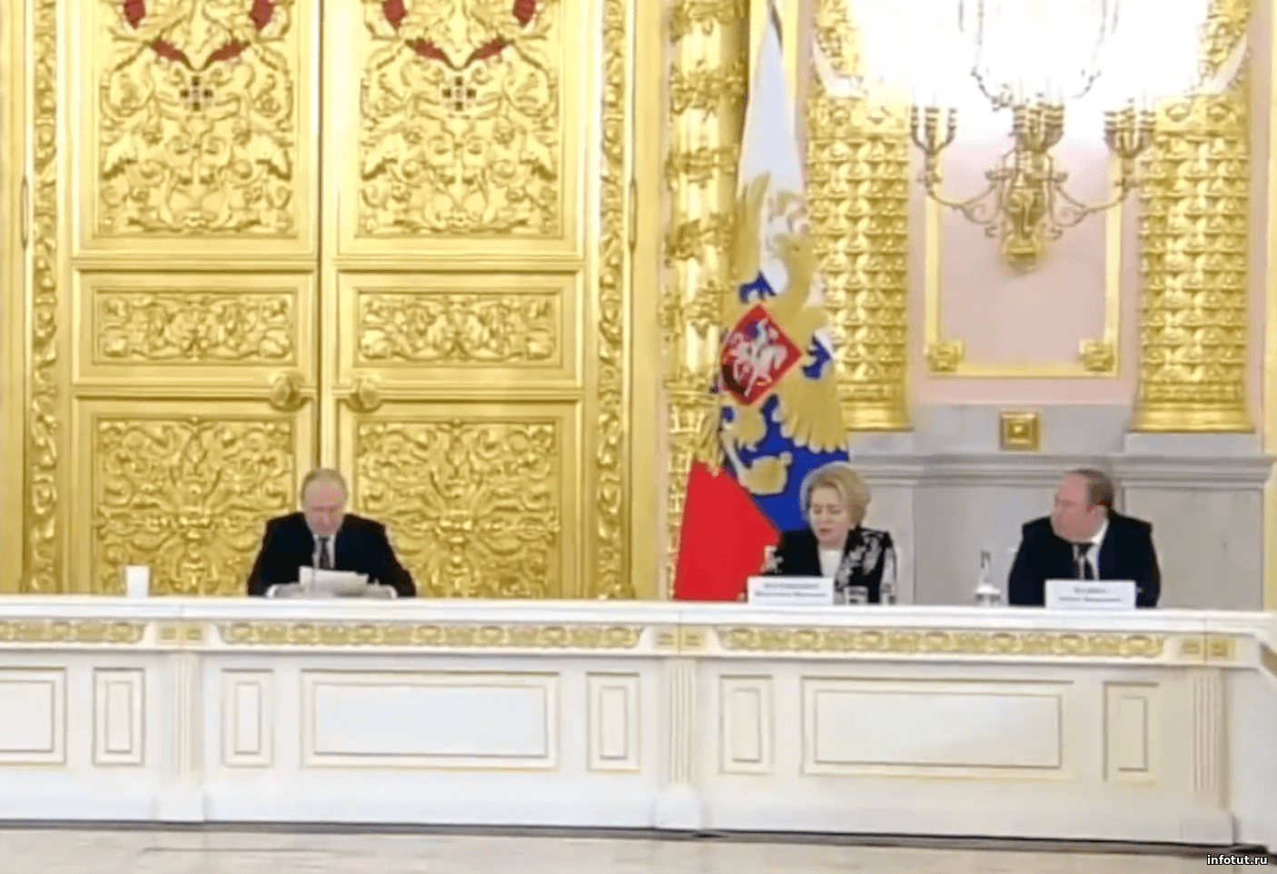 Путин поручил немедленно начать программу структурной перестройки экономики России