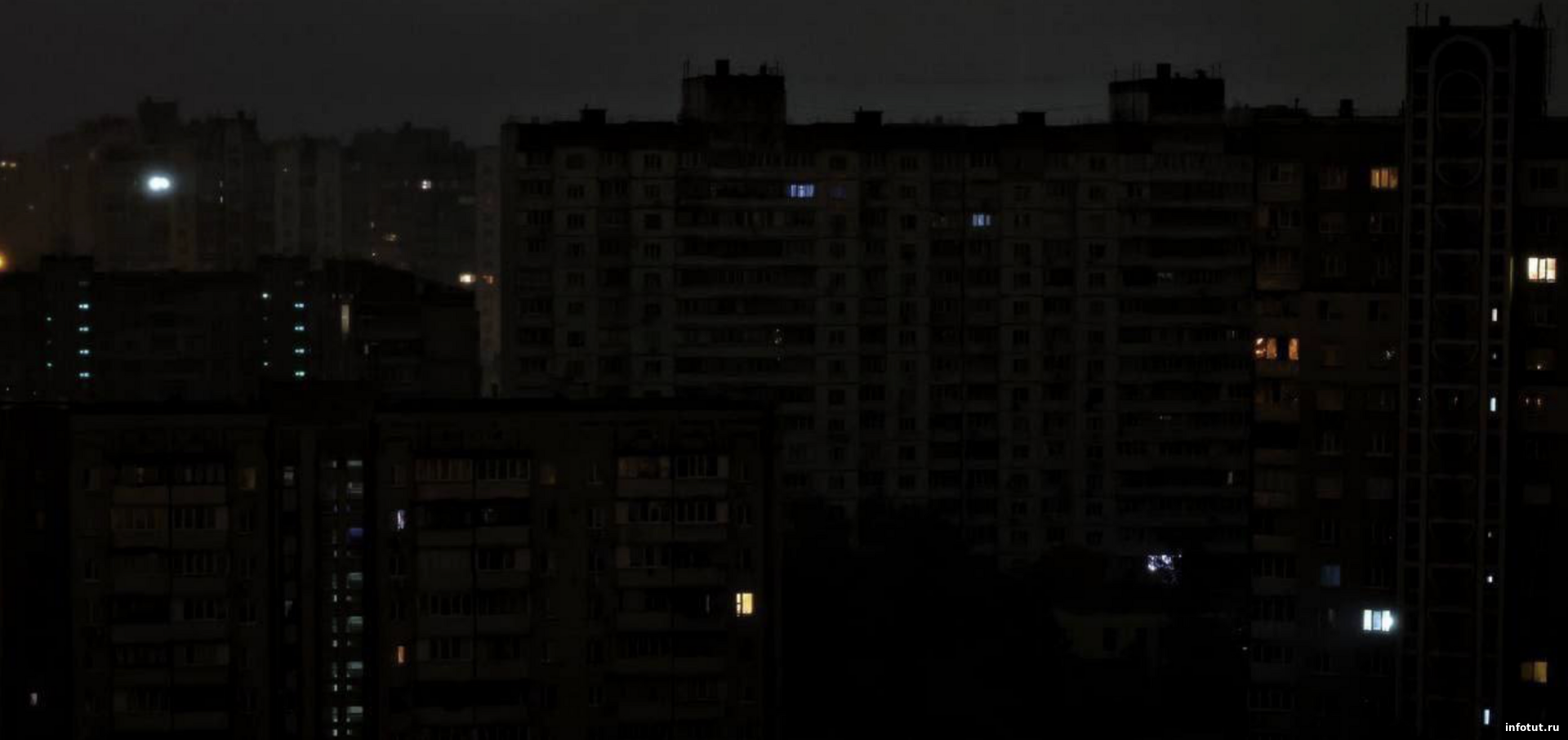 Киев без света: массированный удар по энергетике Украины оставил столицу без электричества и