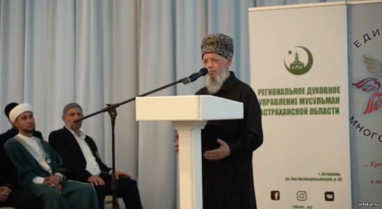 Муфтии России выступили против ношения никабов и публичных намазов