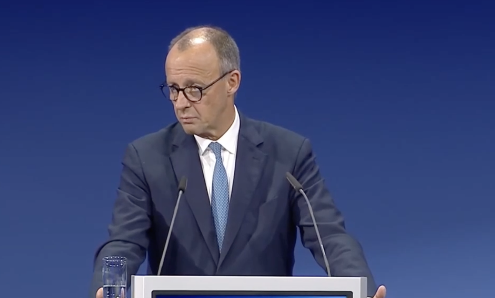 «Служите, а не бегите»: канцлер Мерц потребовал вернуть украинцев из Германии на фронт