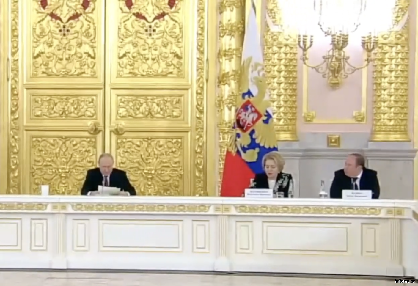 Путин поручил немедленно начать программу структурной перестройки экономики России