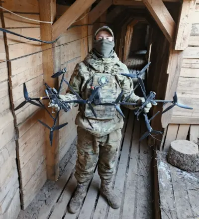 Василий, оператор БПЛА: работа с FPV-дроном и планшетом, безопасное место службы, обучение и достойная зарплата на контракте.