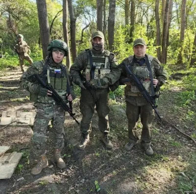 Контрактник СВО 2025 получает денежное довольствие, региональные бонусы, страховую защиту, бесплатную медицину, льготы семье, жильё и поддержку государства.