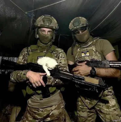 Военнослужащий на службе в зоне СВО получает денежное довольствие и премии — зарплата от 210 000 рублей, выплаты до 2,5 млн и социальные гарантии.