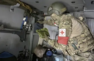 Медик на СВО в 2025 году — доброволец, оказывающий помощь бойцам. Контракт через военный-контракт-сво.рф: выплаты до 3,2 млн рублей и зарплата от 230 000 рублей.