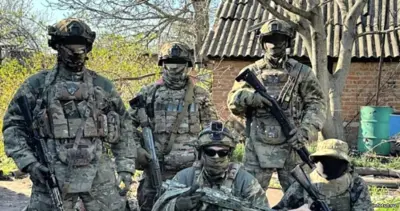 Контракт на СВО с выплатой до 3 миллионов рублей — мужчина подписывает документы с куратором, получая помощь в оформлении через военный-контракт-сво.рф.