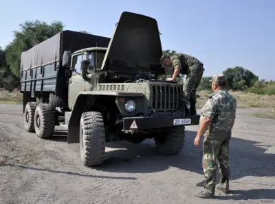 Военный водитель на службе СВО в 2025 году — КамАЗ на маршруте снабжения, армейская техника, стабильная зарплата, соцгарантии и безопасная работа.