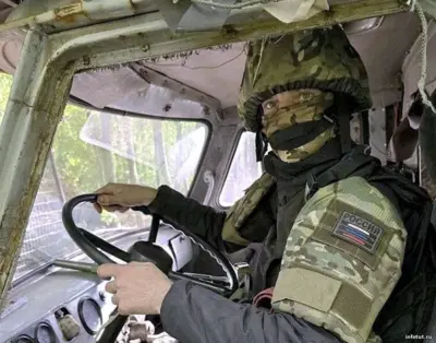 Обычный день водителя по контракту на СВО — утренний распорядок, проверка техники, маршруты и спокойная работа в тылу. Мужская дисциплина и порядок.