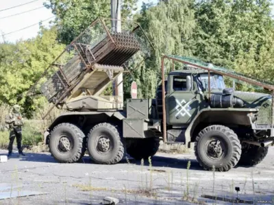 Военный грузовик на позиции, водитель в форме у машины — иллюстрация службы военного водителя по контракту, доставки боеприпасов и снабжения войск.