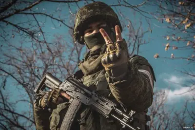 Кандидат на службу по контракту в СВО изучает документы перед подачей заявления в пункте отбора.