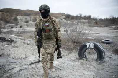 Водитель на военной технике в зоне СВО, колонна машин, снабжение и эвакуация.