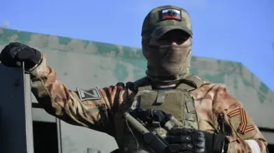 Мужчина за рулём военной машины, водитель на службе в СВО, путь от потери работы к новой уверенности.