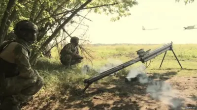 Военнослужащий за пультом управления дроном — оператор БПЛА ВС РФ, современная цифровая специальность в зоне СВО.