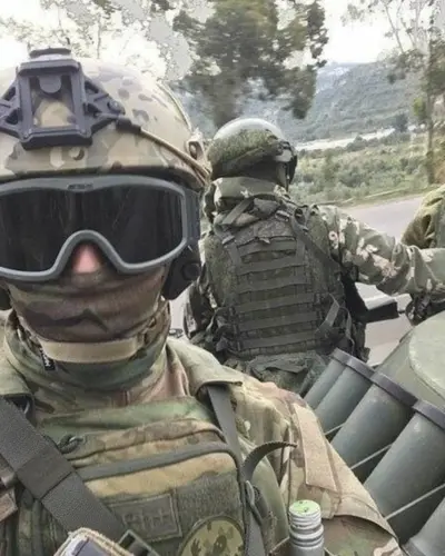 Молодой мужчина в военной форме, символ выхода из долгов и начала новой жизни через контракт на СВО.