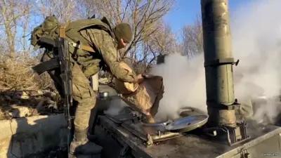 Военный повар готовит пищу на полевой кухне в зоне СВО — обеспечение питания личного состава в военных условиях.