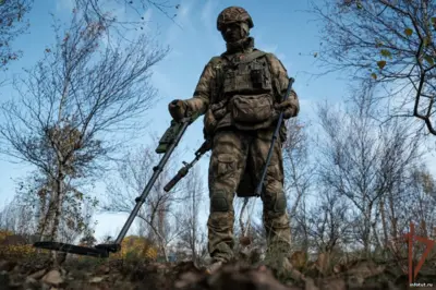 Военнослужащий инженерно-саперных войск работает с инженерным оборудованием и средствами разминирования в зоне СВО.