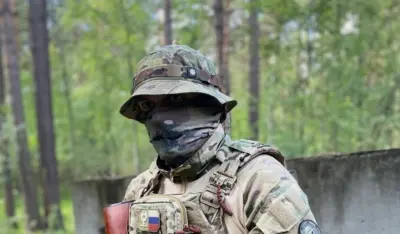 Мужчина подписывает контракт на СВО, получая выплату для закрытия кредитов и выхода из долгов.