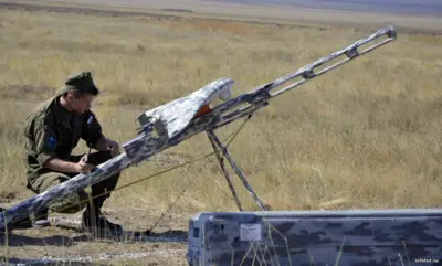 Оператор БПЛА 65-го отдельного полка беспилотных систем во время подготовки к вылету