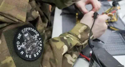 Оператор БПЛА в зоне СВО управляет разведывательным и ударным дроном на передовой