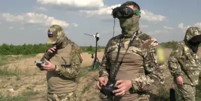 Расчёт БПЛА из трёх человек на позиции перед выполнением боевой задачи